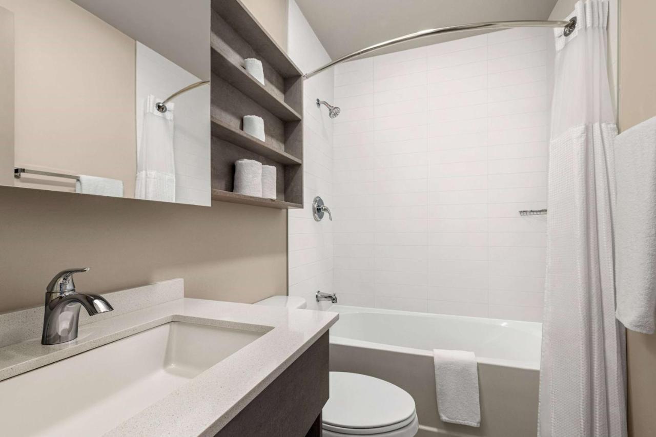 Microtel Inn & Suites By Wyndham Boisbriand Sainte-Thérèse-de-Blainville Екстериор снимка
