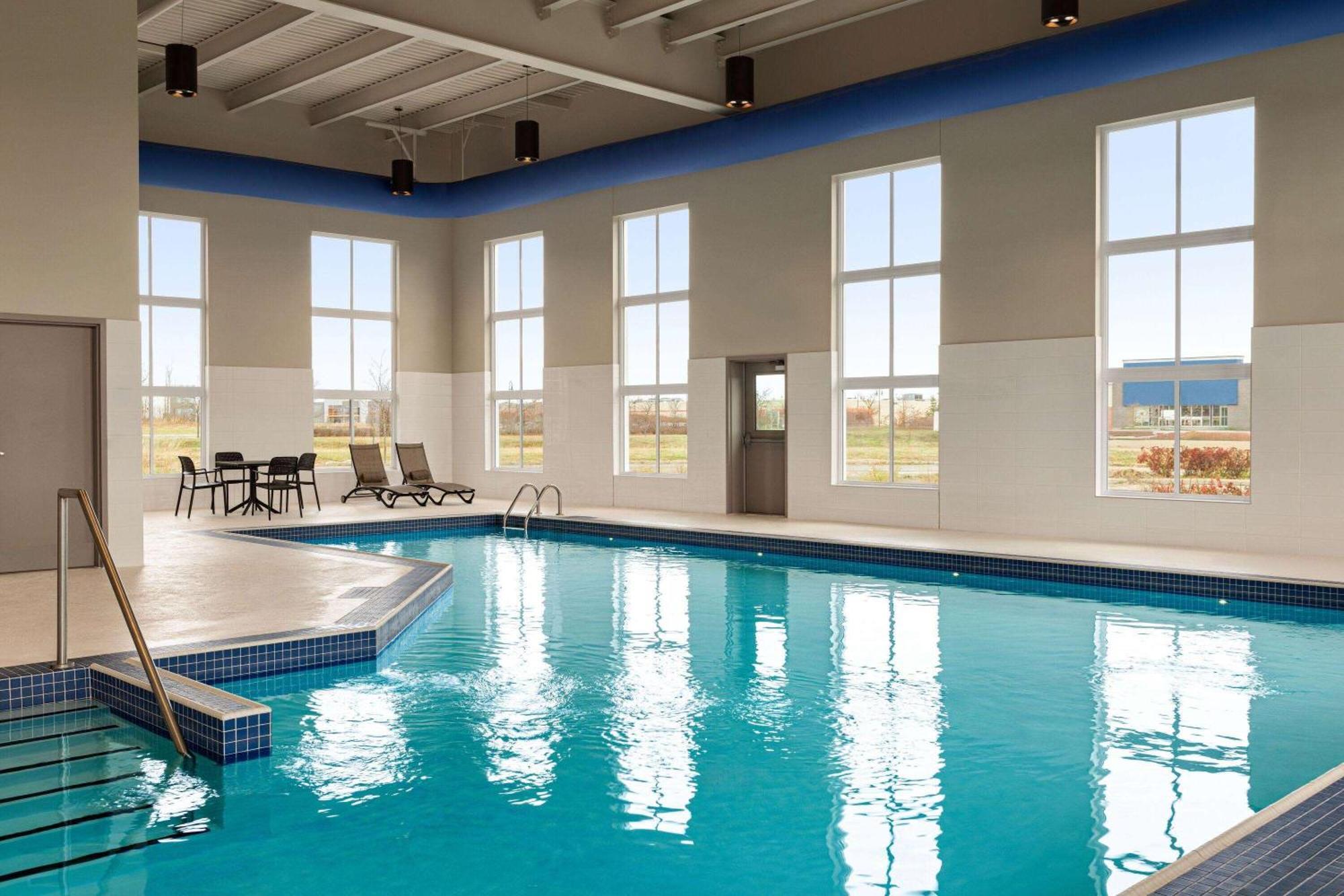 Microtel Inn & Suites By Wyndham Boisbriand Sainte-Thérèse-de-Blainville Екстериор снимка